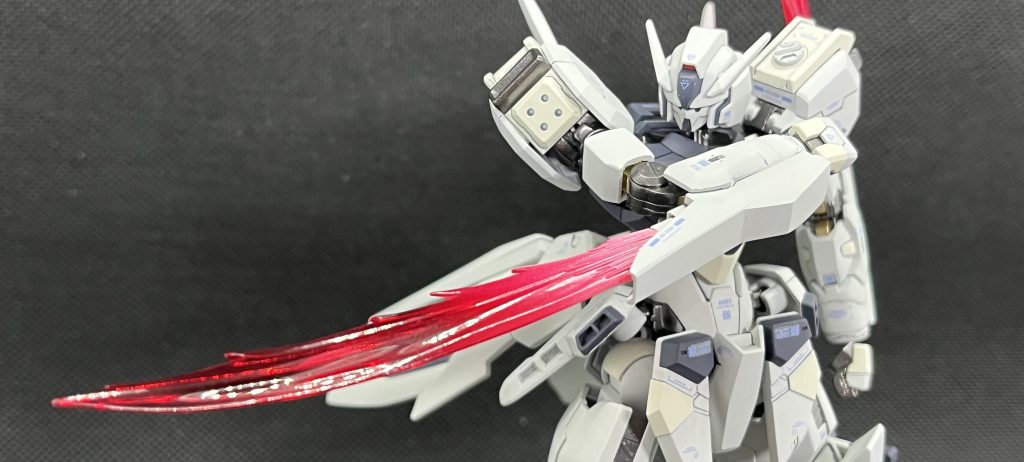 ビーム刃はRGクロスボーンを、発振部にはHGAWガンダムXのビームソードを流用させてます。