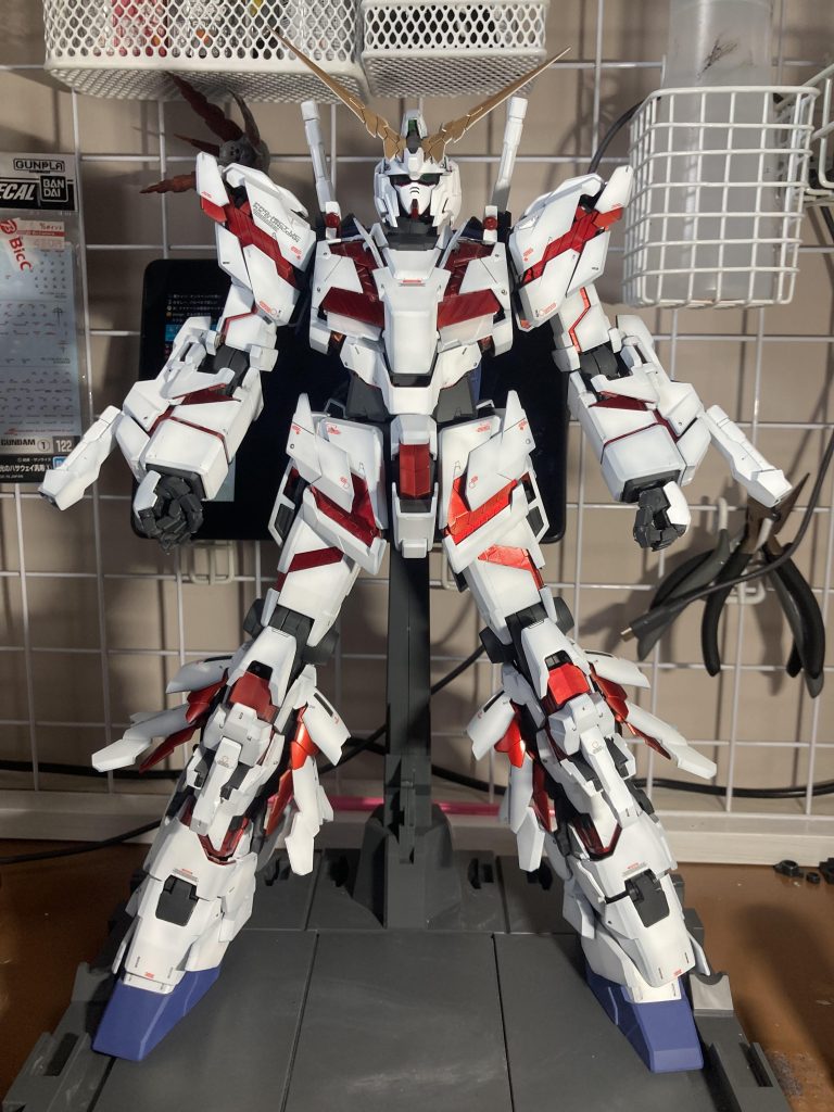 最後にPGオリジナルギミックのアンチェインド各部の装甲が展開しさらにサイコフレームが露出させることができる