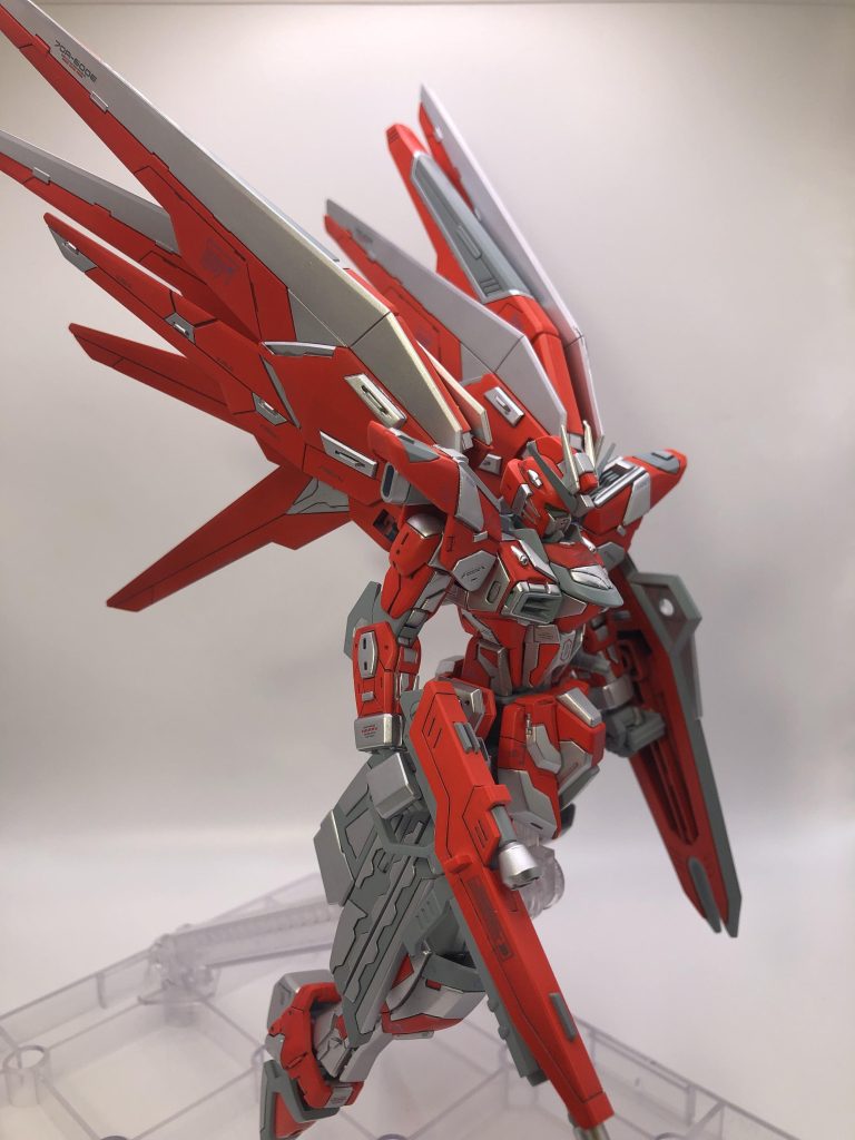 使用カラーは、赤、ステンレスシルバー、ニュートラルグレー。