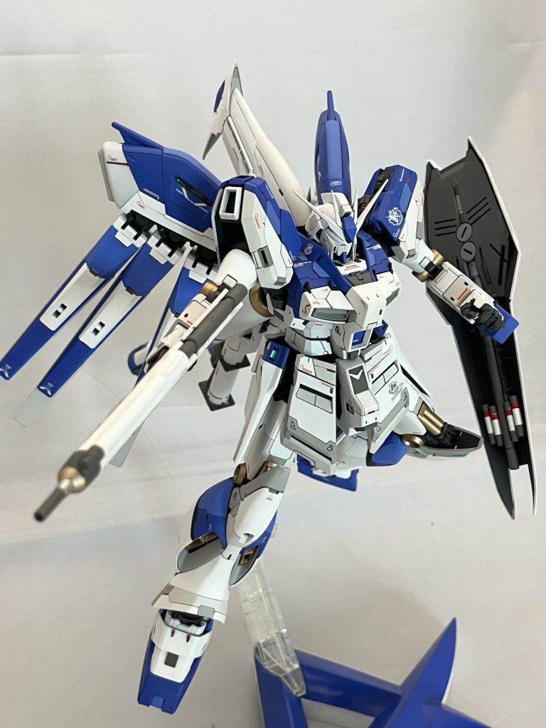 射撃状態。台座は本体に合わせ、白、青のツートンカラーで仕上げました。