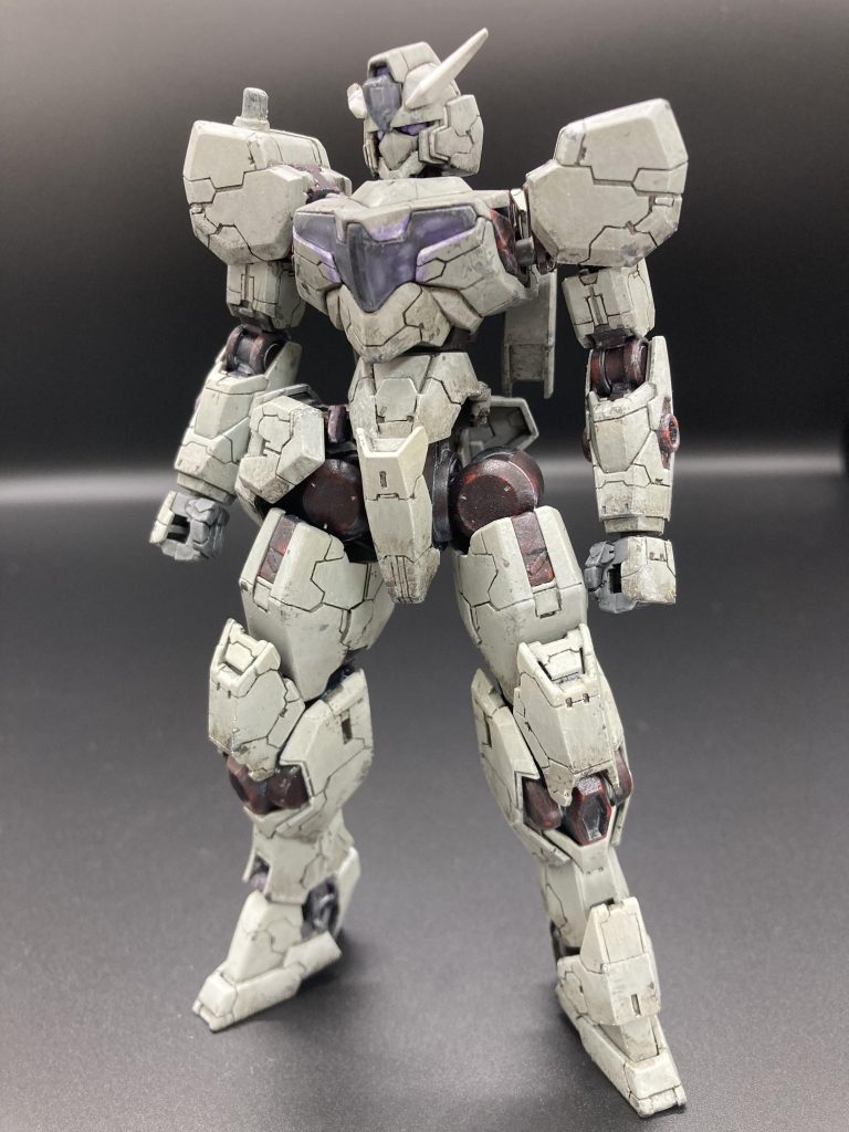 ガンヴォルヴァ(すっぴん)モード。翼は肩アーマーに3ミリランナーを接着し、軸接続できます。膝の連動ギミックなどHGとは思えないとても良いキットです。