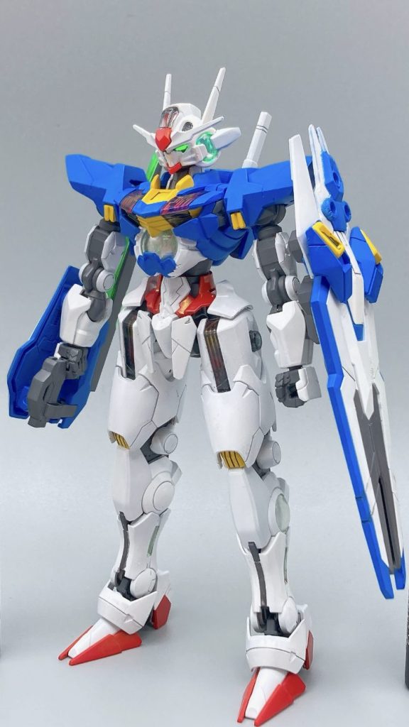 主な変更点は頭部横、胸部、肩アーマー、ふくらはぎ、バックパックと武装です