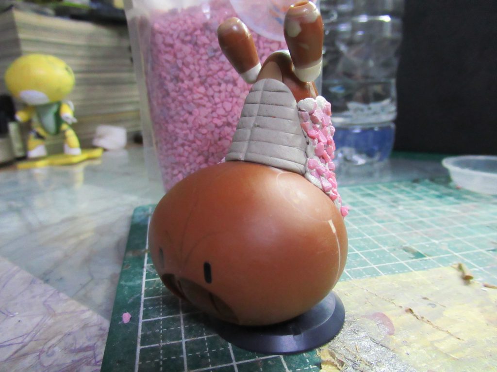 ご覧の通り、プチッガイを逆さまにして作っています。本来脚が付く所に腕のパーツを使っています。