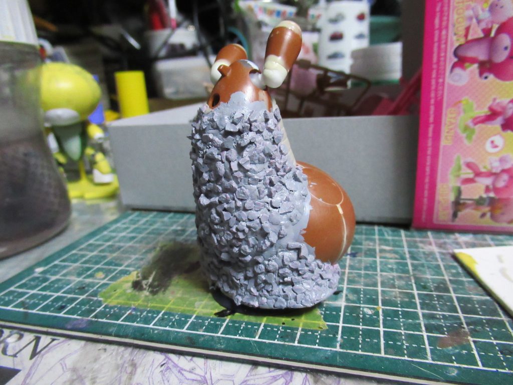 背中(お腹?)のツブツブはエポパテを下地に100均で買ったゼオライト(水槽用の砂利を)埋め込んでみました。こういう普段ガンプラでやらない実験が楽しめるのもこのシリーズの楽しい所です😁
