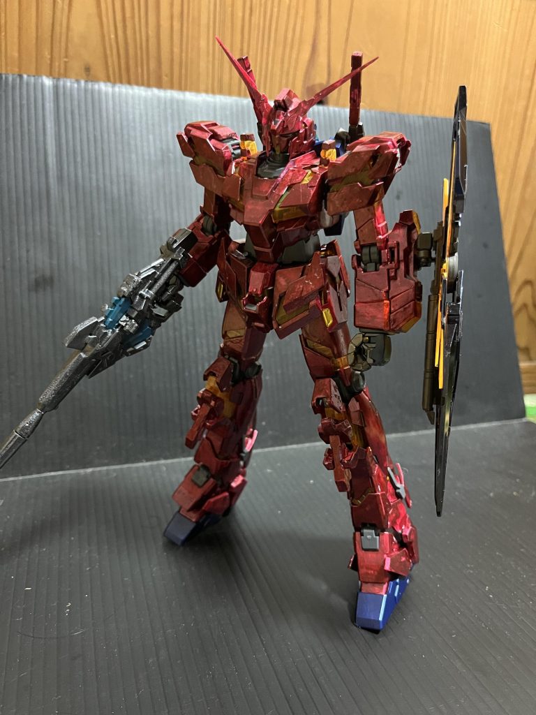 ユニコーンガンダムを、レッドに。
