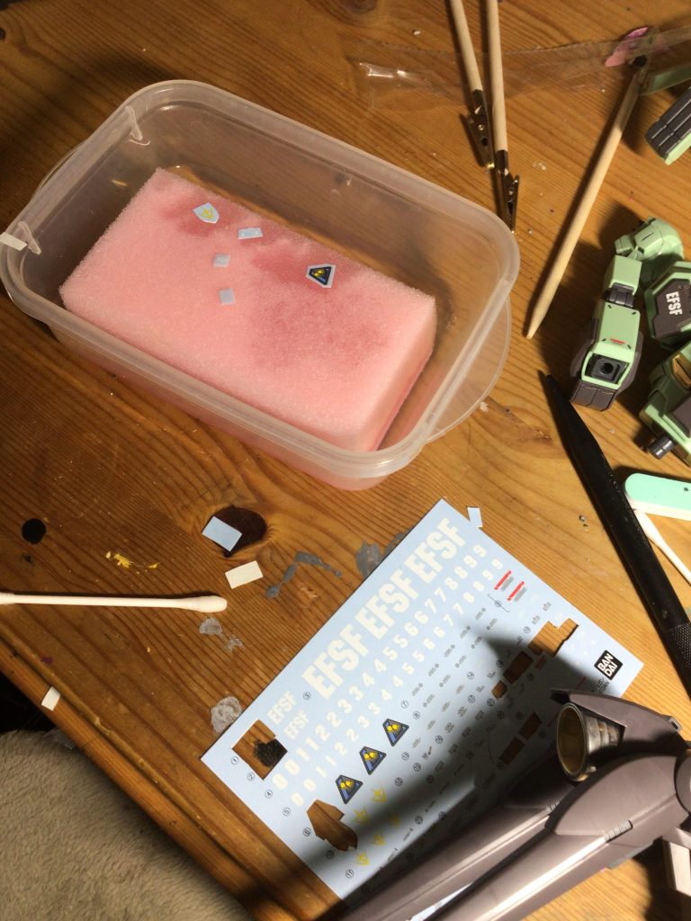 水転写デカール初挑戦でしたが、X（Twitter）で他モデラーの方のスポンジでノリを溶かす方法が良さそうなので試したらかなり上手くいきました。