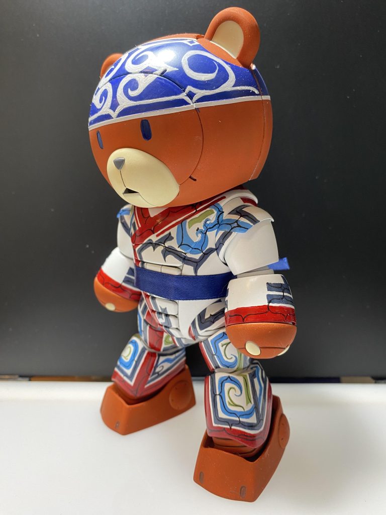 基本色のホワイトをエアブラシで塗装した後、水性ホビーカラーで各文様を筆で描いてから、最後にエナメル黒でラインを描いています。マタンプシのラインもエナメル塗料で描いています。