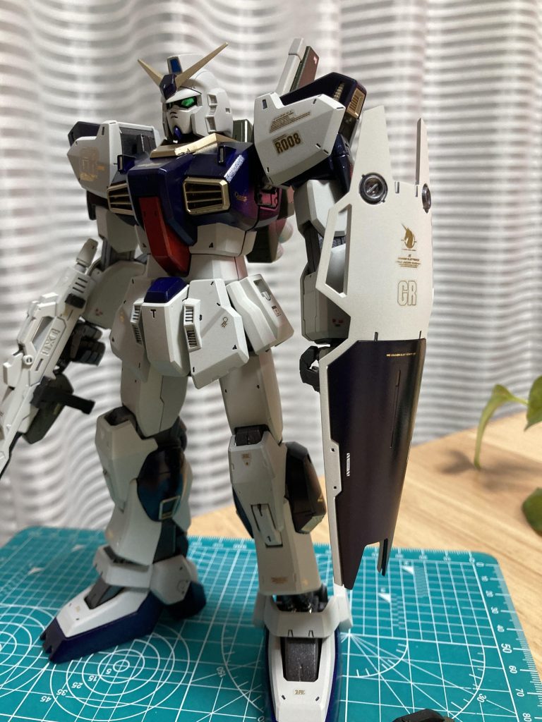 今回νガンダムとアレックスの様な塗装パターンで仕上げました。全体的に落ちついた雰囲気が出せたと思います。