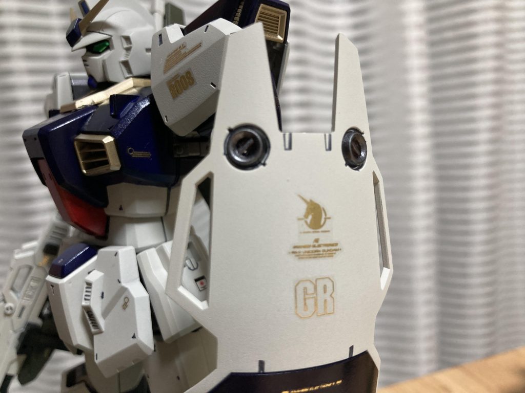 シールドは違った雰囲気を出すためにジムコマンドのものを流用。量産機のシールドという設定のためかペラペラで厚みがありませんでした。