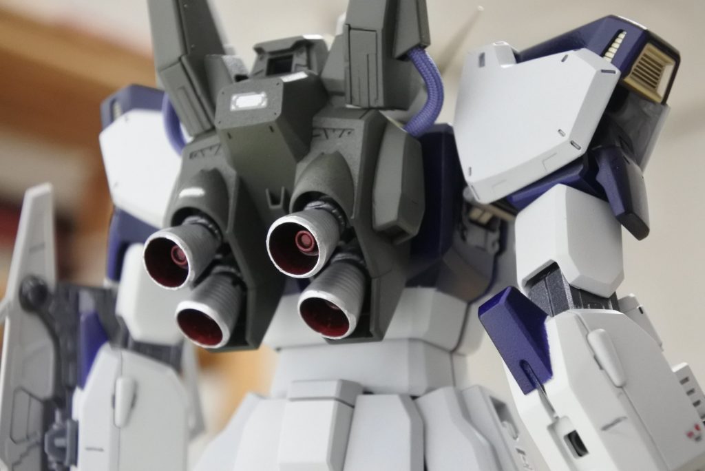 バックパックはミリタリー感を出すため、タミヤのダークグリーン2で塗装。右のバーニアのデカールがいつの間にか剥がれてました 泣