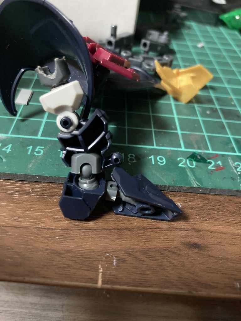 今回は足関節を人体構造と同じに考えてみました従来のガンプラの下腿から足へ球関節をはめ込む方式ではなくその逆にしましたあとは踵と足先を分割してどの角度でも足先が地面に平行に設置できるようにしてあります