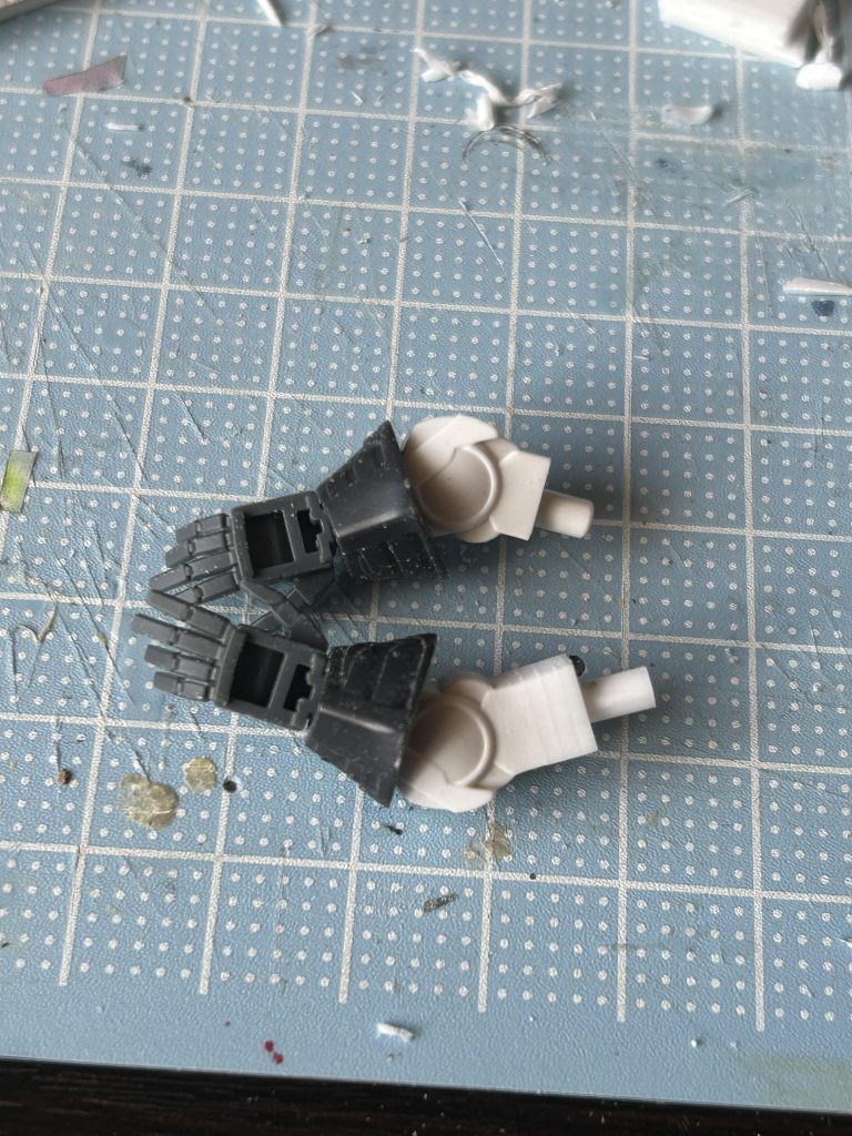 腕の延長ただひっぱり伸ばしたような印象になってしまったのでここから少しプラ板を貼り付けたりしています。