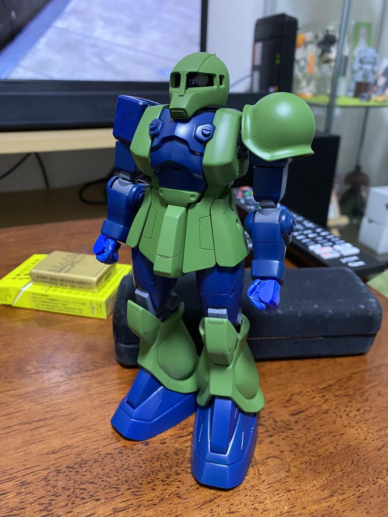 緑部は、ロシアングリーン（1）艶消し。青部は、フタロシアニンブルー　光沢で塗装したのですが、艶消しトップコートを吹く前だったので、色味がバラバラで失敗したかと、結構焦りました…（この時はまだ付属のハンドパーツを使用してたのですが、これもスジ掘りに失敗して汚くなってしまったので、諦めて別のハンドパーツを使用してます）