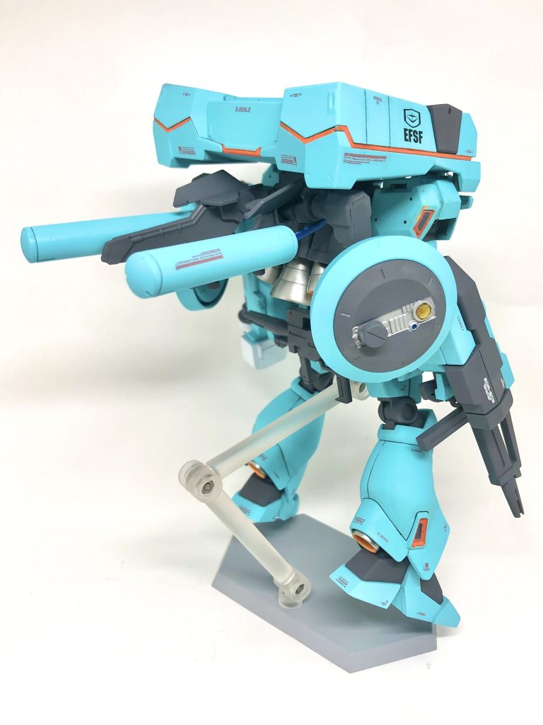 後ろからです。そのまま作ってもよかったんですがオリジナリティを加えたかったのでレドームとプロペラントタンクを追加しています。レドームはビルダーズパーツから、プロペラントタンクはシナンジュから拝借しています。