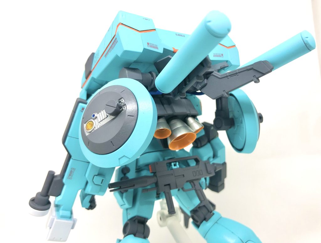 プロペラントタンク基部の動力パイプは百均のリード線をそのまま使用しています。色を機体と合わせないことで存在感が際立つ気がしました。