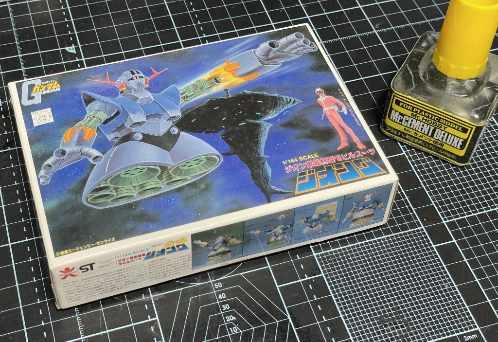 まず箱が小さい10cm×14.5cmしかなく、最初手に取った時はパイロットの模型かとおもいましたしかし1/144ジオングと書いてある