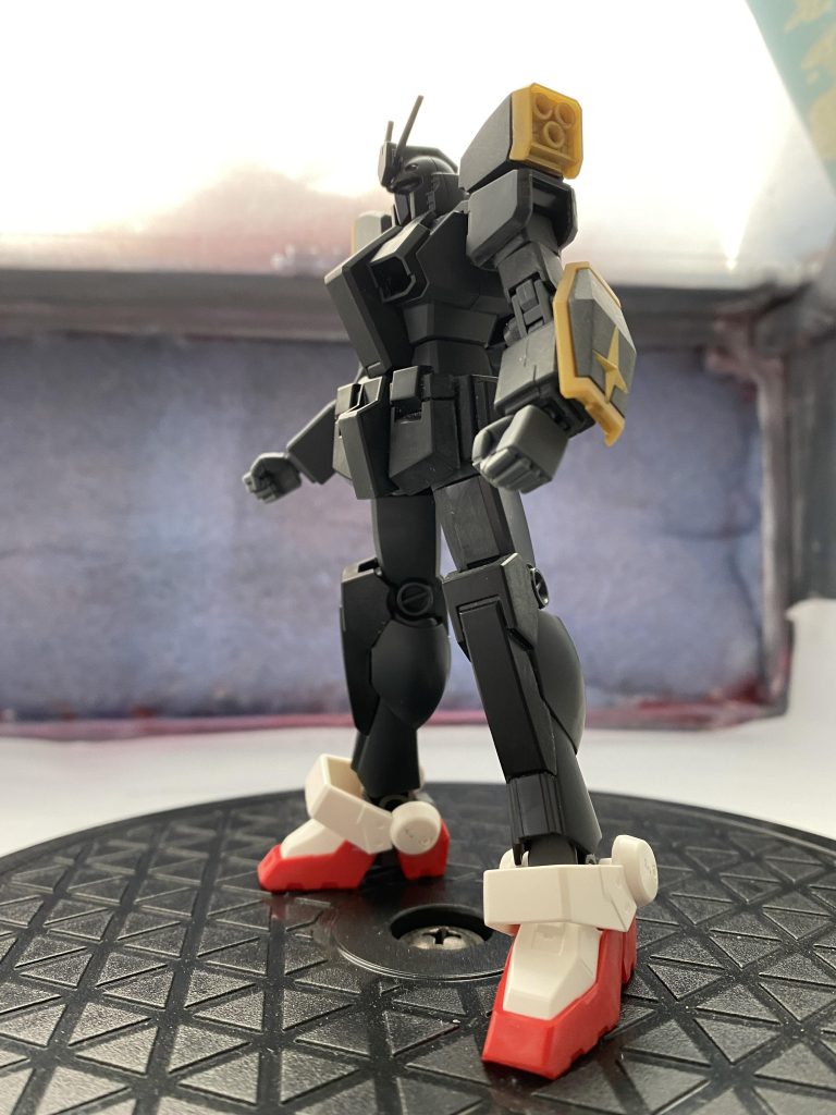 色のせいか足が大きく見える。