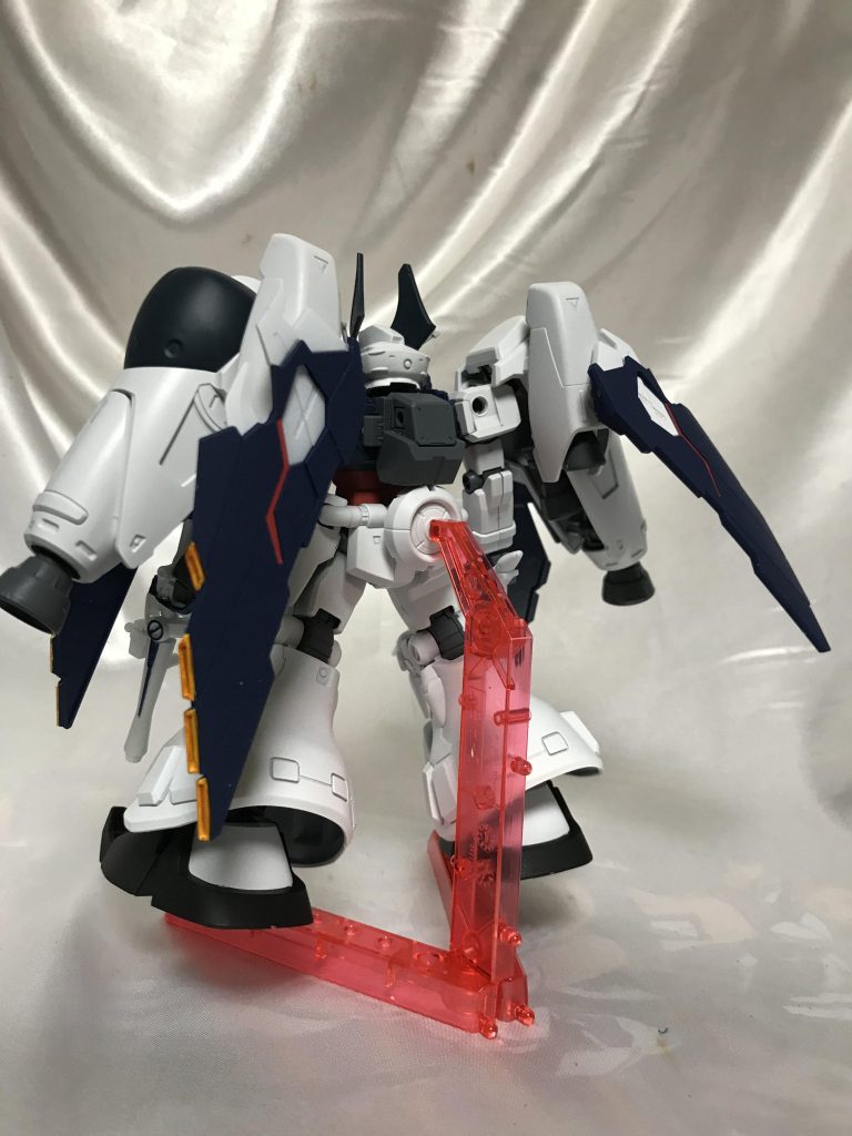 バズーカもミサイルもないのですっきり背部。4本のスラスターを伸ばそうか迷ったんですがバインダーの圧でほぼ見えないのでこうなりました。