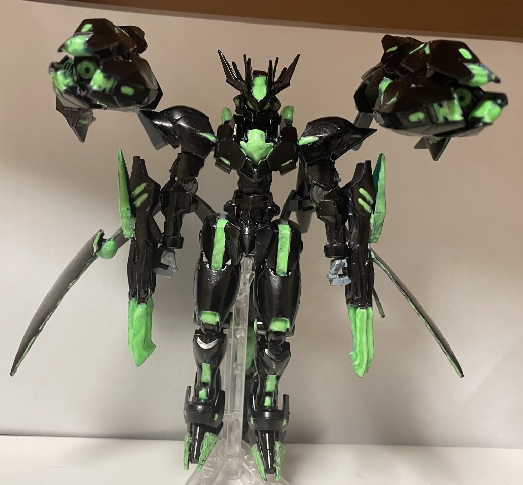 まずは全体。武装は主に両手の鉤爪、肩の上にあるチャージ砲、そして、後ろにあるしっぽです。遠距離、近距離ともに対応可能です。