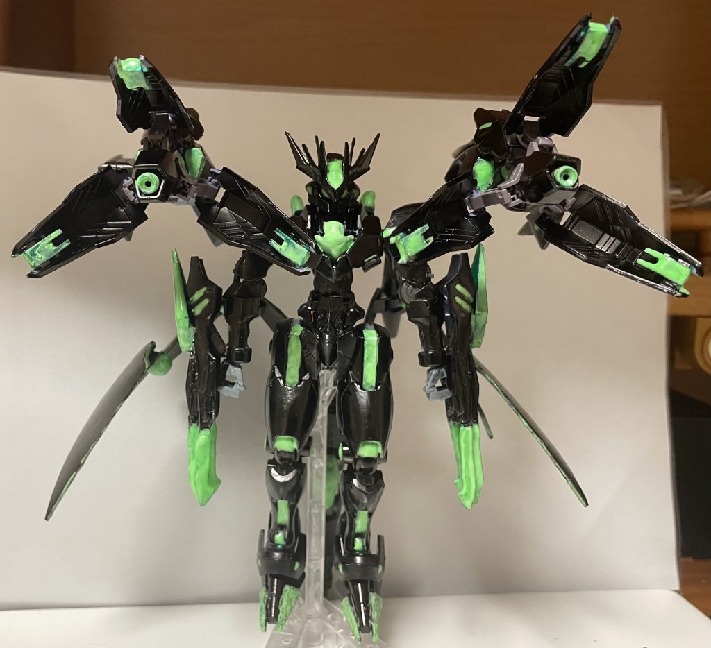 チャージ砲を開いた感じがこうなります！ミカエリスの武装をファラクトの肩の上の武装に接着しました。