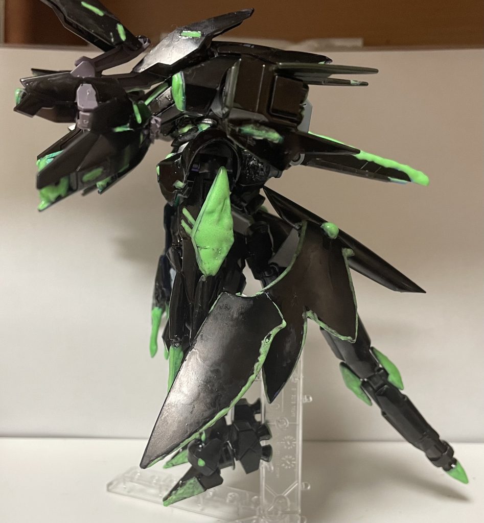 横から見た姿です。腰にガフランの翼と、しっぽにダナジンのしっぽを合体させて、武装しました。