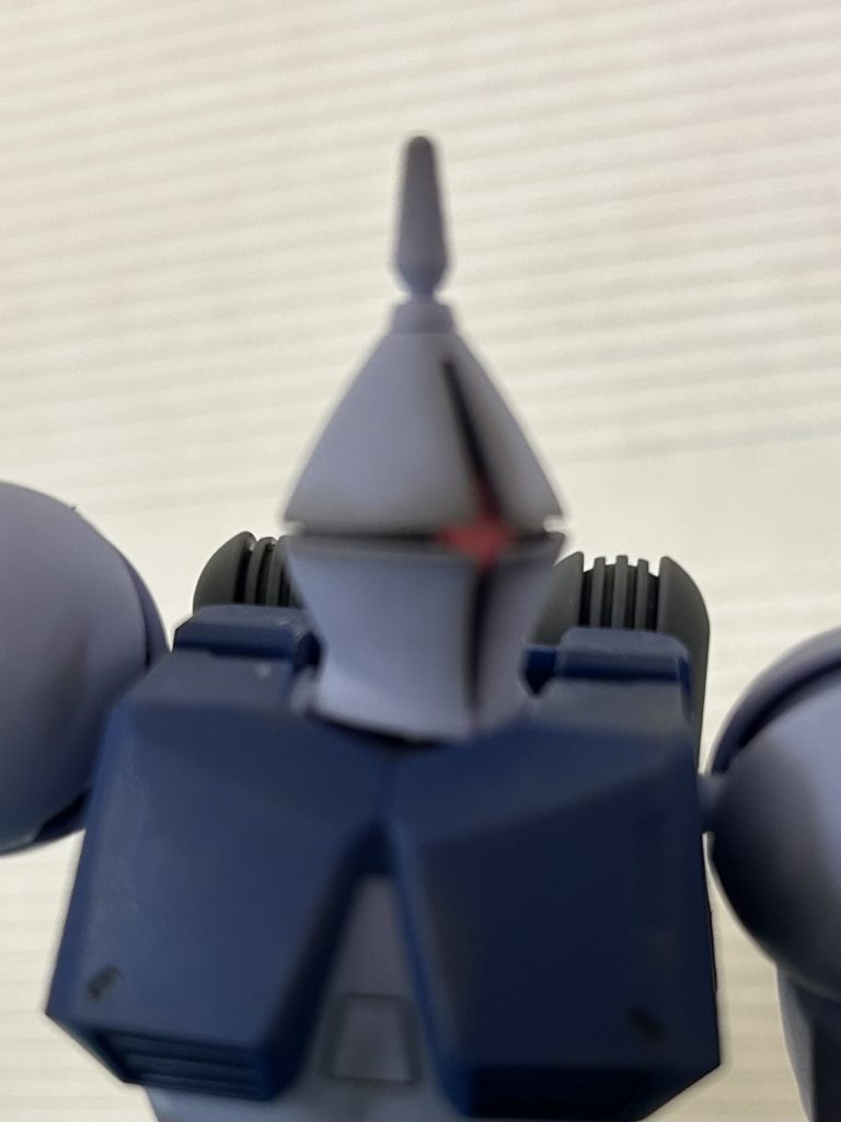 ちょっと見づらいですが付属のステッカーだと小さい気がしたので、Hアイズを使用しました！サイズが大きかったので中を削って取り付け、Hアイズには裏打ちでシルバーを塗装してあります😊