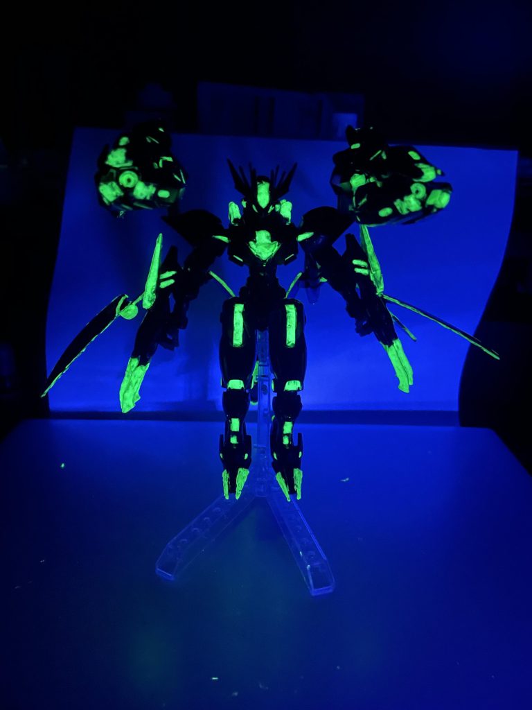 主にアピールしたいところ、ブラックライトを当てると緑部分が光ります。こだわりました！