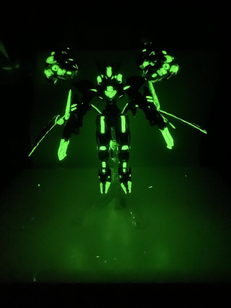 さらにしばらく光を当てた状態で、電気を消すと、光を溜めるのでしばらく光ります！