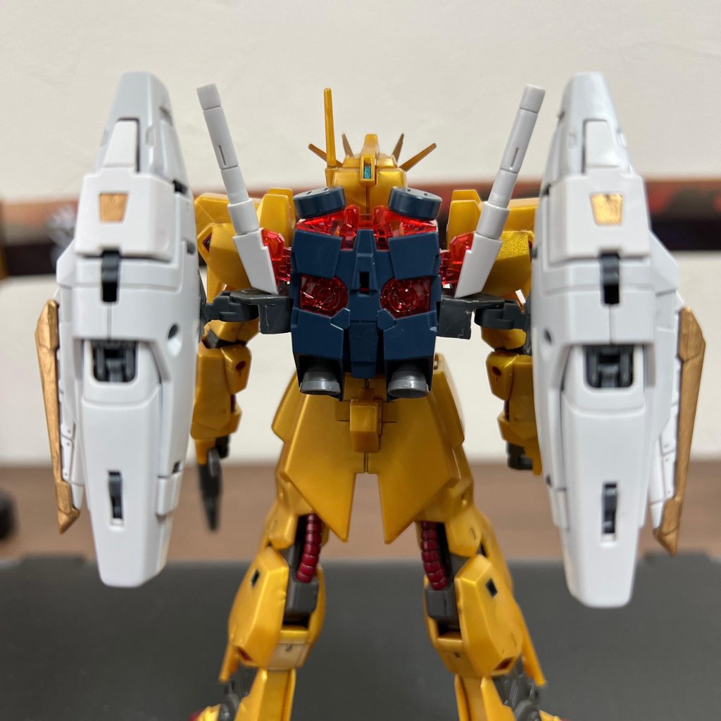 トールギスEWの胴体フレームを切り取って、ナラティブガンダムのバックパックにムリヤリ接着。オリジナルに近い可動範囲を確保。とはいえ、スマートではないですね…まあ仕方ない w