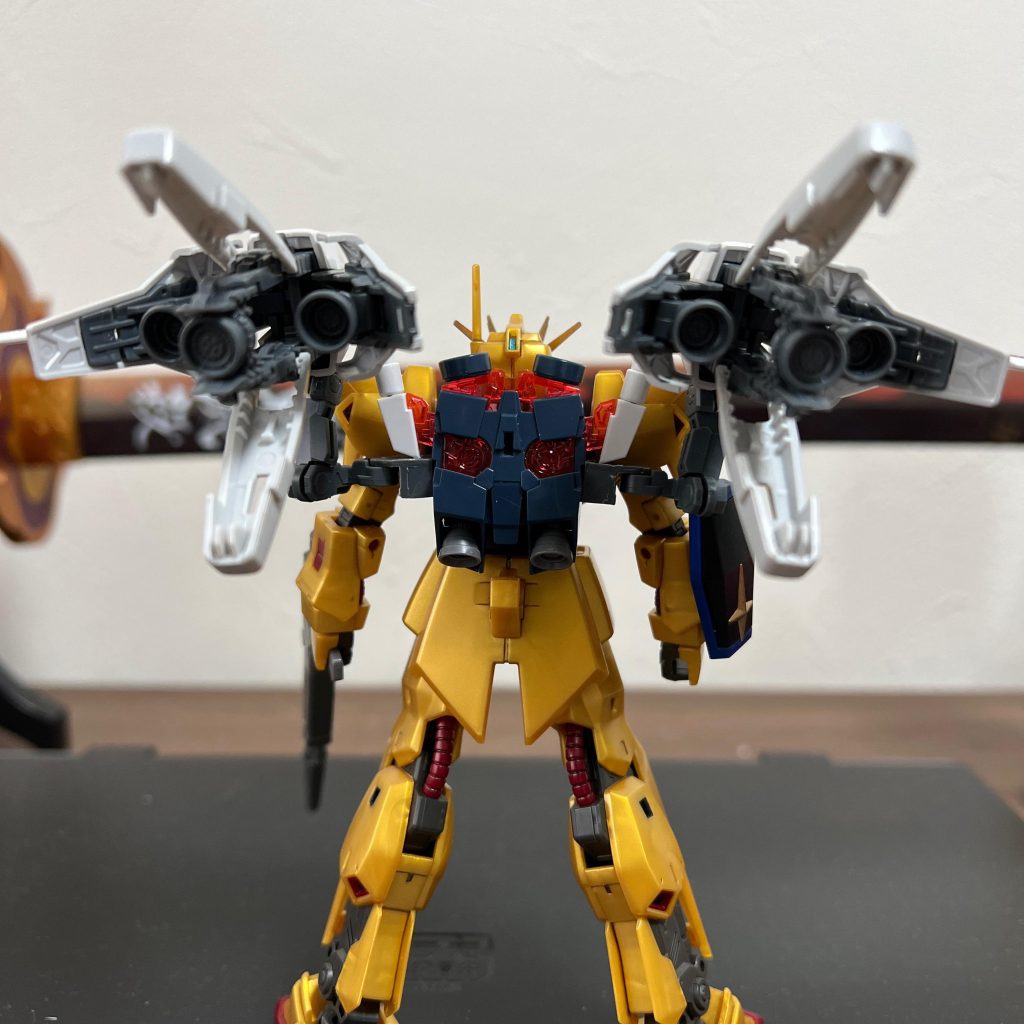 バーニアはちゃんと展開します。腰後ろのバーニア周りも…と思いましたが、武器ラックを考案中なので中止。