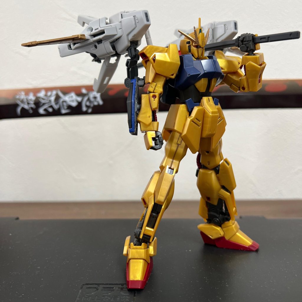 未塗装ですが刀を装備。この機体は刀も装備品の一つなんです。実は刀が最後の切り札…おっと、脳内設定がついつい w