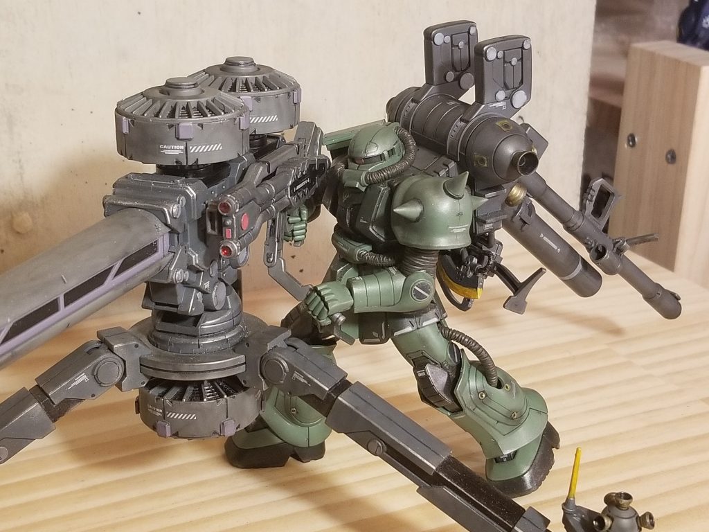 ウェザリングマスターの『スス』、『シルバー』、『オイル』あたりで恐る恐る汚した記憶があります。今は思う存分汚して仕上げの粗さを誤魔化してますが…。今度新たに汚してみようと思います。キット自体はサンダーボルト特有のアクの強さが素晴らしいですね。ウェポンラックのポロリは気になりますが…。