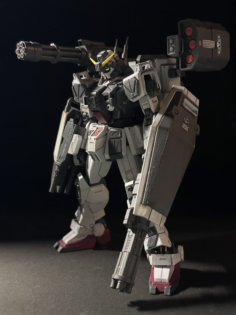 まず、メインの正面から、後の制作過程と見比べて頂けると分かりやすいと思いますが、今回初めてここまでのスクラッチをしました。頭部はEGガンダムをベースにほぼ自作パーツということで、スクラッチにおけるシンメトリーの洗練を受けましたw