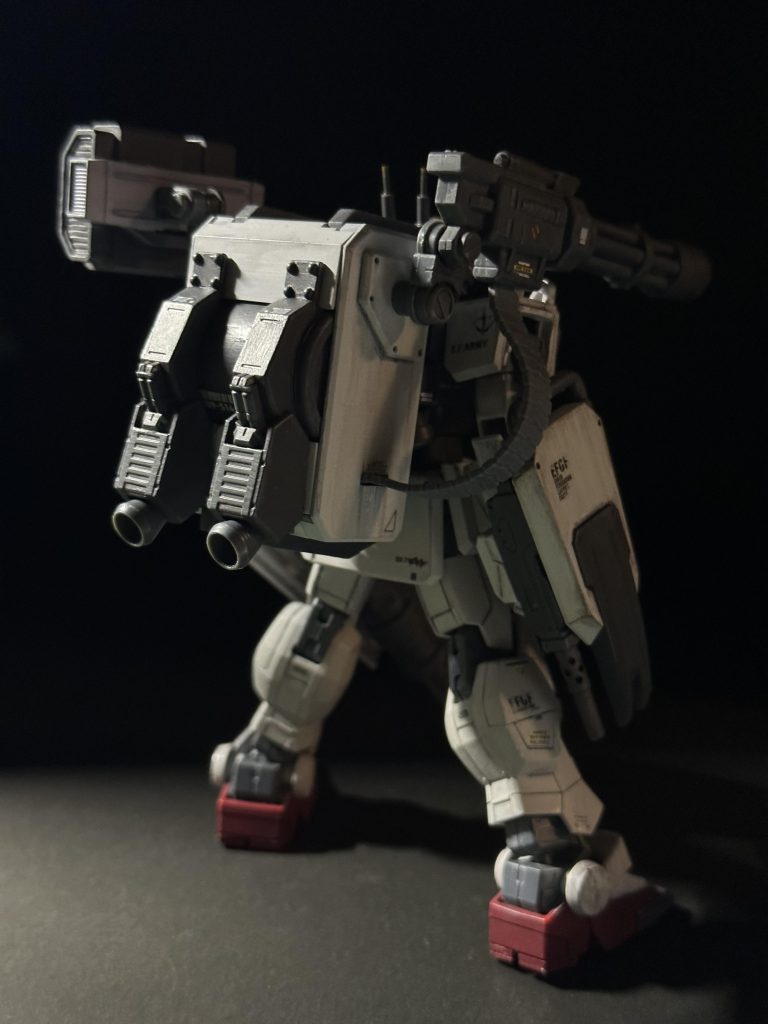 背面はコンテナブロックだけでもHG一体分ぐらい苦労した部分ですwここが主にアレンジ集中部分となっています(ミサイルランチャーやスラスターノズル)実は、これだけのボリュームということもあって、完成間近になって自立が困難という状態になってしまったのですが、かかと部分の高さを増すことで無事安定しました!!