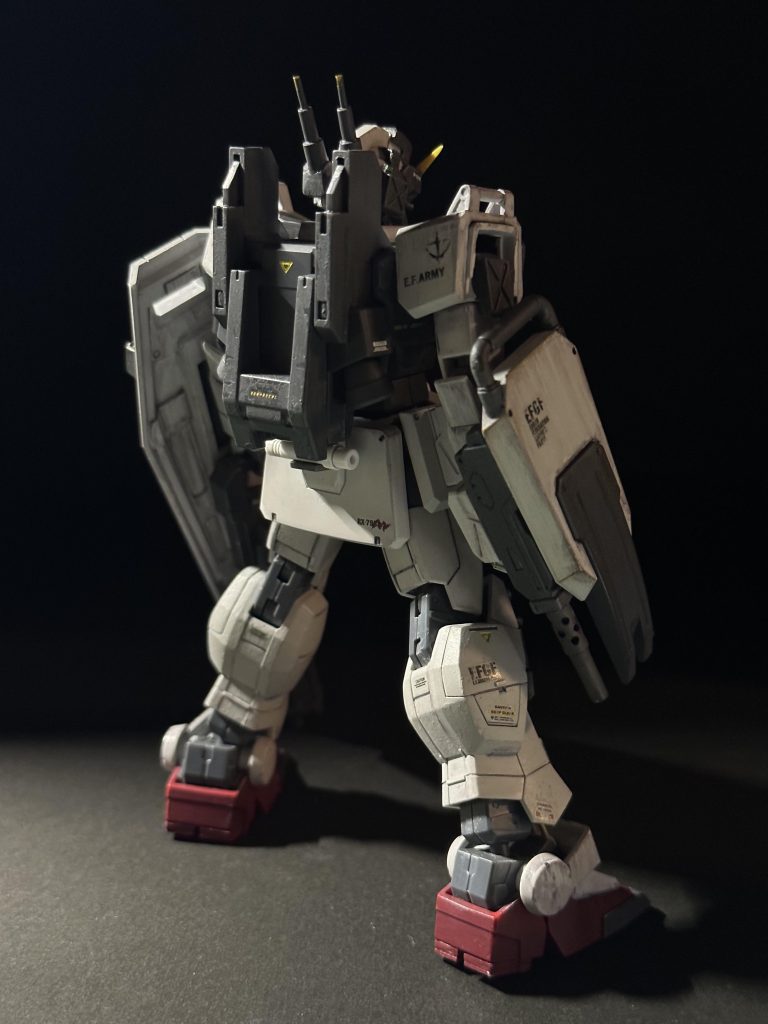 そして背面外して見ても手抜きにならないように心がけました笑コンテナで見えなかった腰部分にはビームサーベルを一本マウントしています。