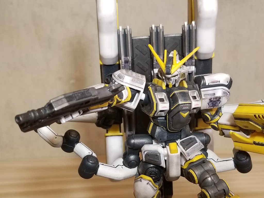 今なら各所の黄色は水性ホビーカラーで部分塗装しますが、この頃は説明書通り真面目にシールを貼っていました。おっかなびっくりウェザリングです。シールド、レールガン、サブレッグ、細身の体に巨大な武装。良いですね。