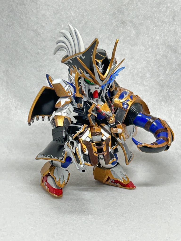 腕を延長したとはいえ肘が曲がるわけではないのでさすがに大型フックはややつっかえます。ポーズが限られるのでせっかくのかっこいいパーツなのに使いにくいですね…