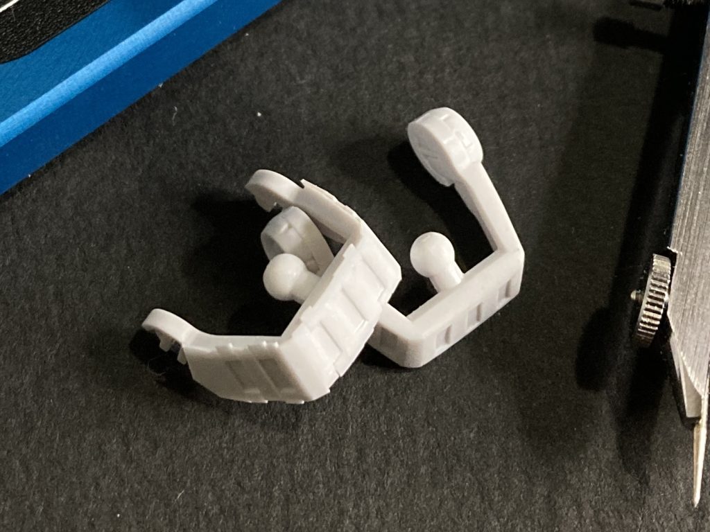 アンクルアーマースリットは細いプラ板切り出して貼り付けて再現。