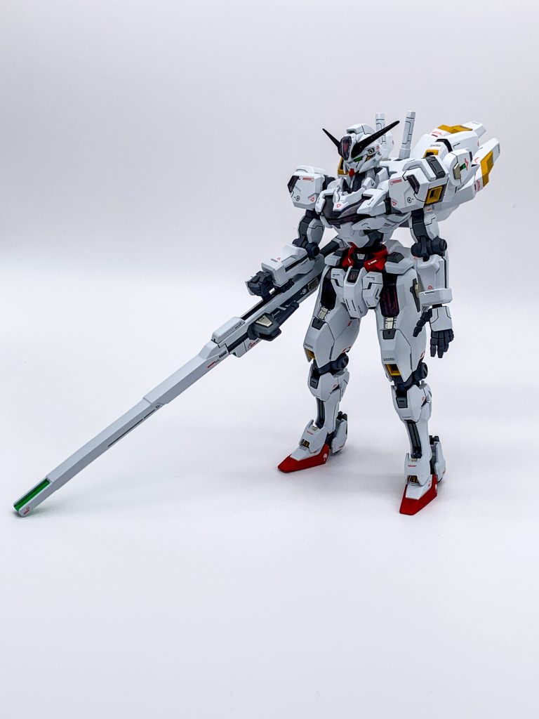 主に胴体を2ミリ延長、肩と腕の接続パーツをルブリスと置き換え、分かりづらいけど顎と頬を1ミリ、アンテナを2ミリほど延長してますライフルも30ミリほど延長したけど、実はよく見ると歪んでいるのは失敗…