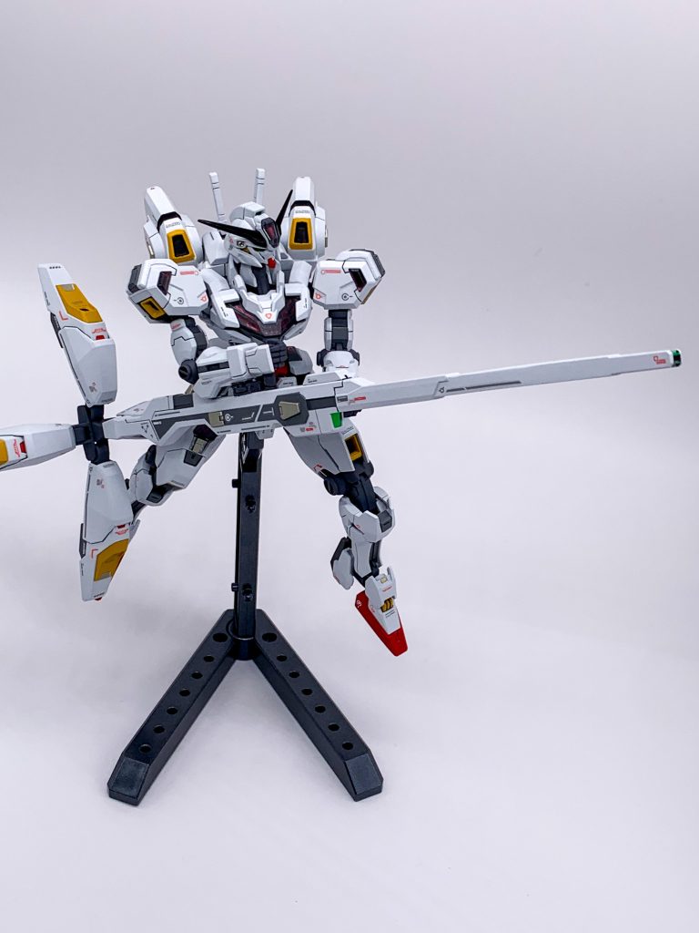 両手で発射右腕とライフルはRGユニコーンのシールドからパーツを削ってガッチリ保持してますバックパックに元々あった保持アームが気に入らなくて、取り外しています滅多な事では落ちないライフルなので飾りやすいのはホントに嬉しい