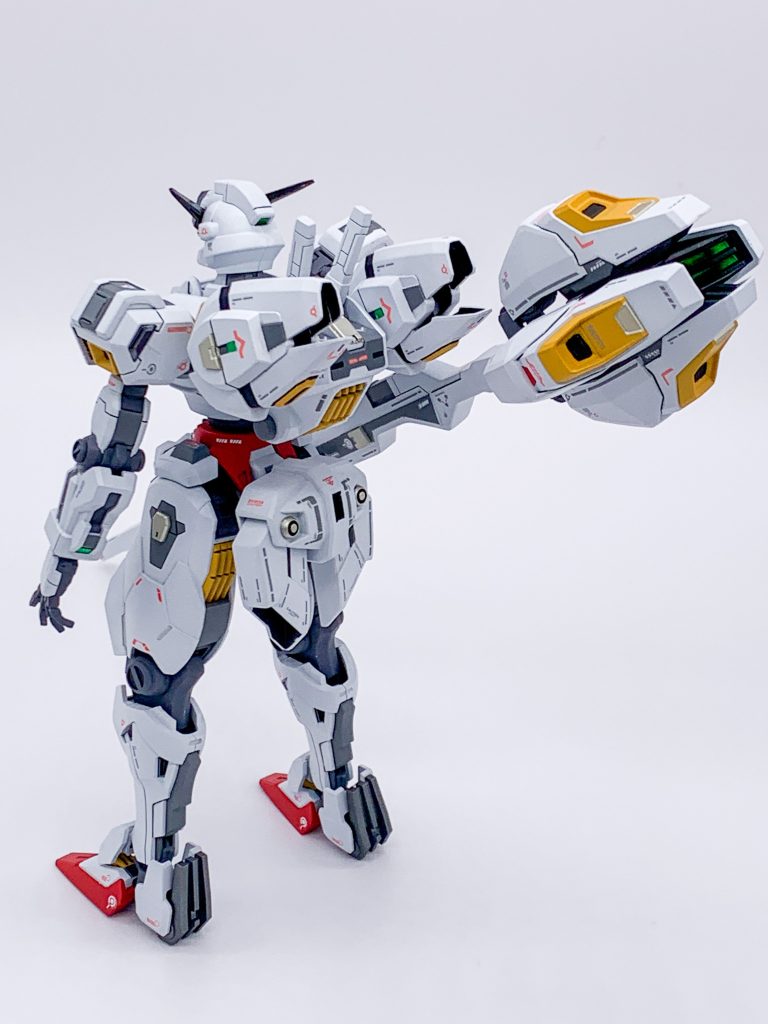 各所を30mmの穴埋めパーツや、コトブキヤのディテールパーツを貼り付けています30mmのセンサーシールをパーツに合うように切って貼り付けてます