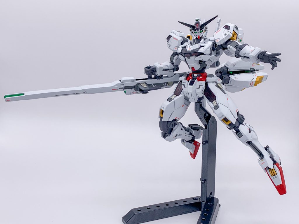 お気に入りポーズ頭のバルカンはハイキューパーツのツインパイプ2のS1.5ミリに置き換え使った塗料装甲白はクールホワイト+スターブライトシルバー腹の赤はハーマンレッド+プライマリーメタリックレッド各所黄色はMSイエロー+スターブライトゴールド角黒のみ光沢ブラック、他はつや消しブラック関節はメカサフヘヴィ装甲グレーはニュートラルグレー+アルティメットホワイトシールのシェルユニットはクリアーレッドシールの緑は蛍光グリーン追加ディテールパーツはスターブライトシャンパンゴールド各所は4アーティストマーカーのゴールドとシルバーで部分塗装台座はメタリックブラック