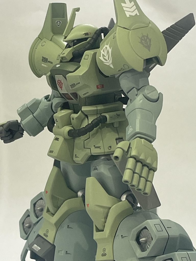 武装に関してはガトリングシールドは外し、リバイブ版グフのフィンガーバルカンを流用。本当なら両腕とも変えたかったのですが右手は無かったでした。