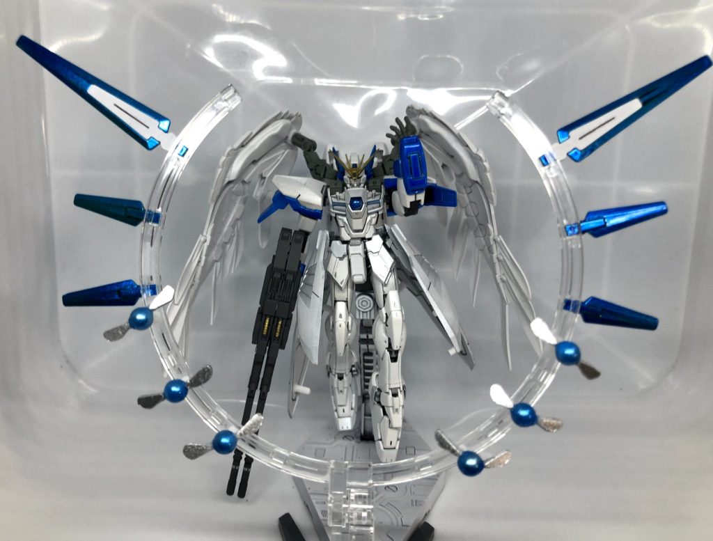 こちらはガンダムブレイカー3では惜しくも表現の出来なかった部分です。サイドスカートの中に妖精型ビットを6機格納し、展開時には敵機に突撃したり、数機が円の陣を取る事でビームの威力を上げる力場を展開することが可能、という勝手な脳内設定です!妖精型ビットの形はゼ〇ダの伝説のナ〇ィ(リッスン!)を参考に、本体はBB弾、羽はプラ板で作成しました!