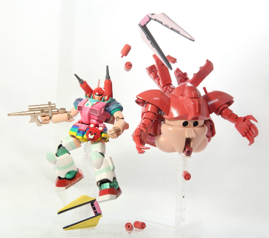 頭部パーツが分離して格闘攻撃及び・ファンネルでのオールレンジ攻撃も出来ます。