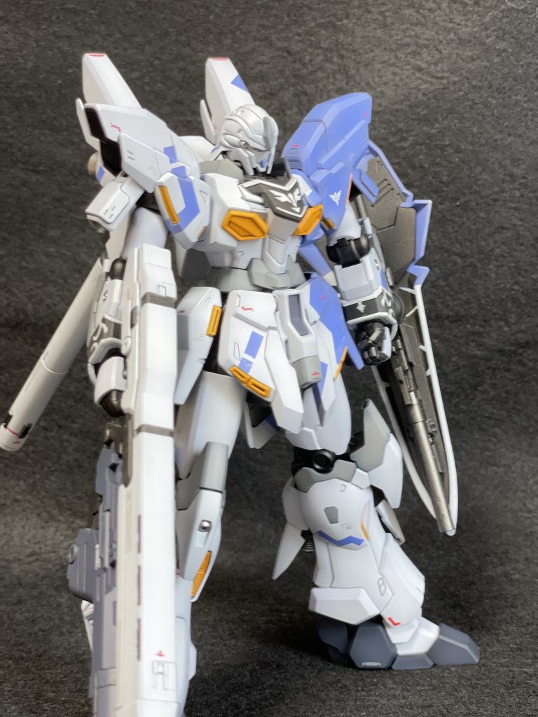 アシメなので右手側からだと白主体でまた違った印象。主人公感ありますね。