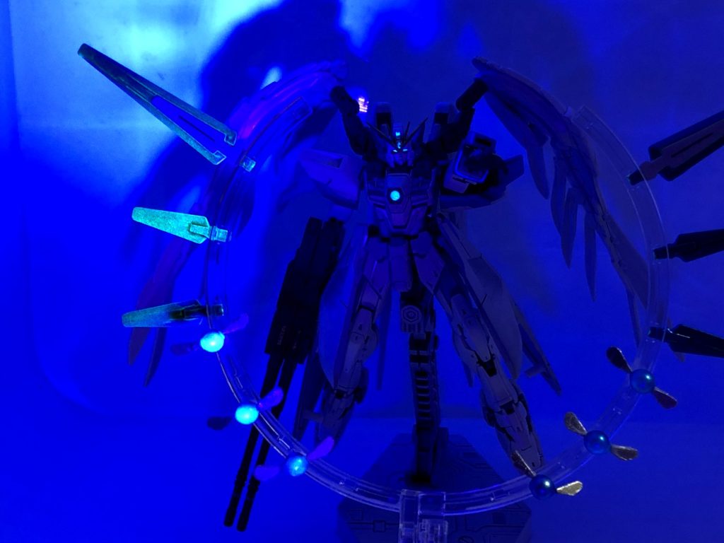 Cファンネルと妖精型ビット、カメラアイと胸部のコアはUVライトを当てると光ります!