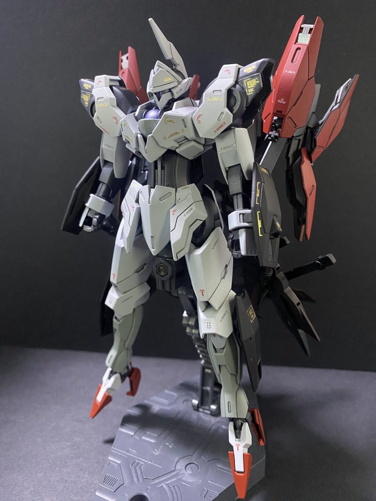 デザインのモチーフは「騎士+異端審問官」のつもりで制作しています。加工した場所は頭部と腰部のフロントアーマーのみであとは全てミキシングの未加工になっています。