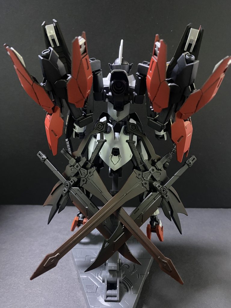 本機のアピールポイント一つの後腰部に装備された、機体名の「スパーダ」の由来となっている大小様々な左右4対の実体剣。異端審問官的な人たちがよく着ているイメージの黒のロングコートの後ろのヒラヒラをイメージしているのですがどうでしょう？