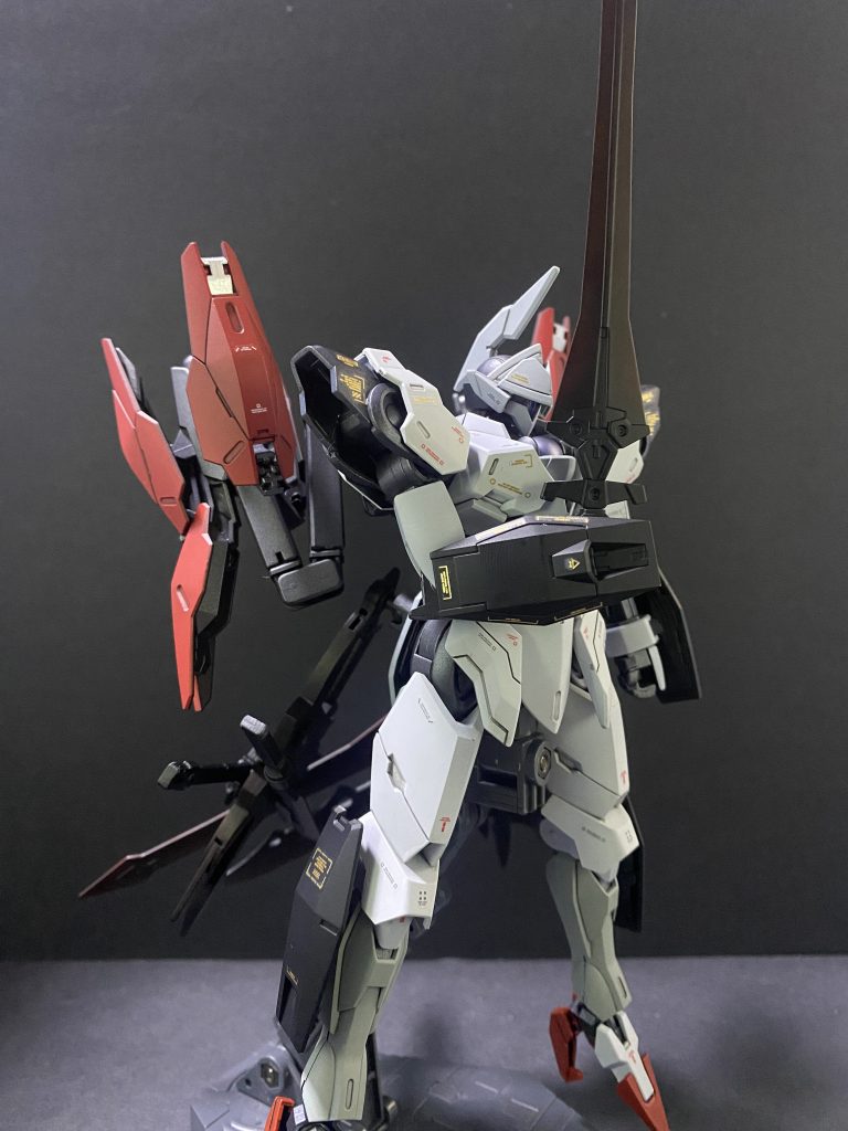 騎士といえばこのポーズ。ほんのり刀身に赤みを持たせてあります。